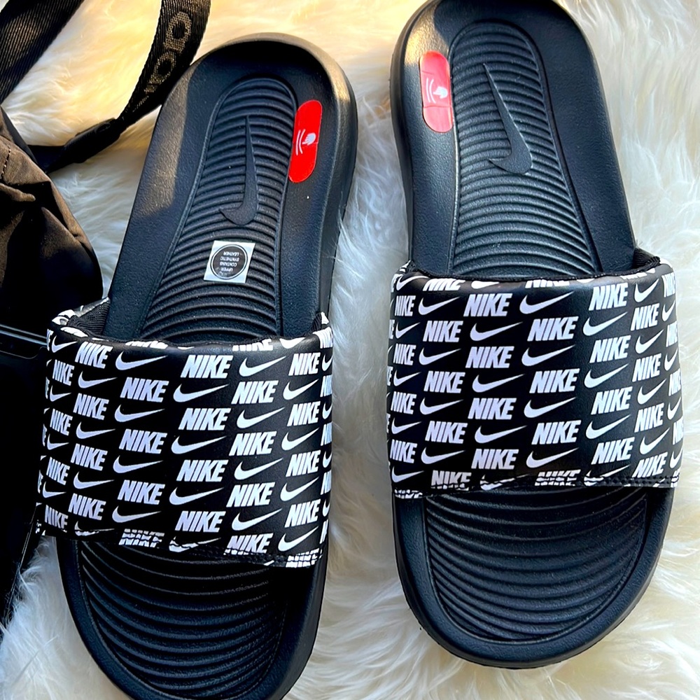 Nike Victory Slides in Logo Print